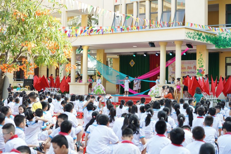 LIÊN HOAN VĂN NGHỆ "THẦY CÔ VÀ MÁI TRƯỜNG MẾN YÊU"